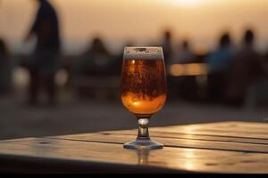 verre de Bière sur une table dans une bar sur flou bokeh Contexte photo