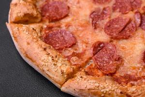 délicieux Frais pepperoni Pizza avec sésame des graines sur le côtés photo