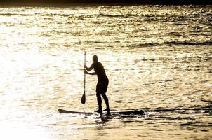 surfer dans l'océan photo