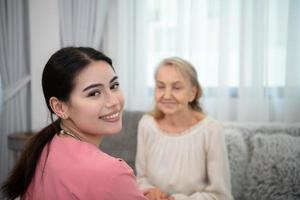 soignant pour un personnes âgées femme hebdomadaire contrôles à le les patients résidence. prêt à donner médical Conseil et parler à propos divers histoires, échange chaque autre Heureusement. photo