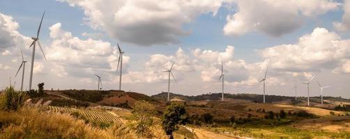 vent turbine sur colline. concept nettoyer énergie photo