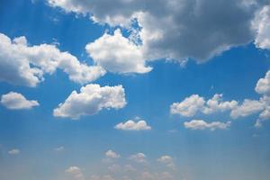 bleu ciel avec blanc nuage et Soleil faisceau photo