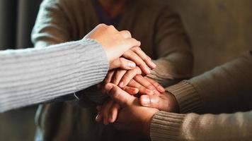 petit groupe de asiatique gens prier culte croire. équipes de copains culte ensemble avant en train d'étudier saint Bible. famille prier ensemble dans église. petit groupe apprentissage avec prière concept. photo