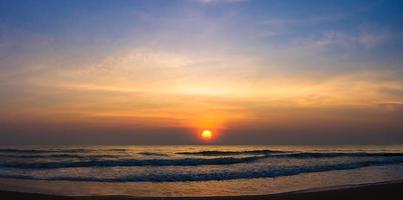 panoramique le coucher du soleil plus de mer dans le ciel à littoral photo