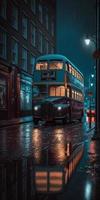 une autobus fonctionnement dans nostalgique nuit à vide il pleut Londres des rues photo