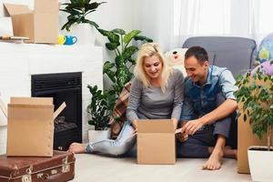 pendre la crémaillère. Jeune couple dans une Nouveau appartement déballage carton des boites photo