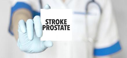 médecin en portant une carte avec texte accident vasculaire cérébral prostate, médical concept photo