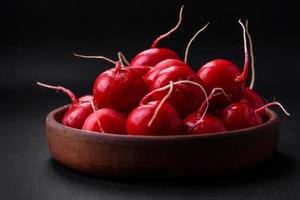 délicieux Frais brut rouge un radis pour fabrication en bonne santé salade photo