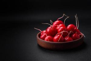 délicieux Frais brut rouge un radis pour fabrication en bonne santé salade photo