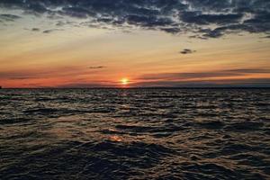 coucher de soleil spectaculaire sur le paysage marin photo
