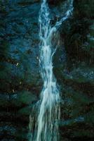 cascade fonctionnement vers le bas le côté de le rochers photo