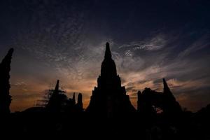 bouddhiste temple à nuit photo