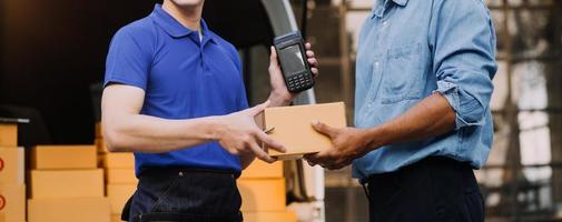 femme d'affaires démarrer petite entreprise entrepreneur PME succès .femme indépendante travaillant à la maison avec livraison de colis en ligne. pme et concept de livraison d'emballages photo