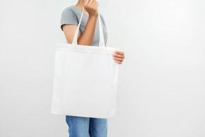 femme en portant éco en tissu sac isoler sur blanc Contexte photo