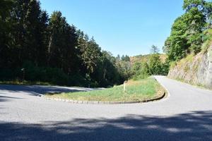 épingle à cheveux courbe dans le montagnes photo