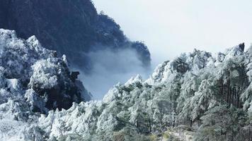 le magnifique congelé montagnes vue couvert par le blanc neige et la glace dans hiver photo