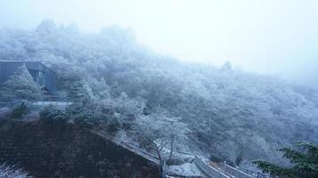 le magnifique congelé montagnes vue couvert par le blanc neige et la glace dans hiver photo