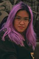 portrait de des lunettes asiatique femelle avec violet cheveux Couleur photo