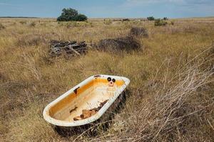 Baignoire abandonnée dans un champ photo