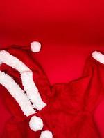 Père Noël tissu pour Jeune enfants, isolé avec une rouge Contexte photo