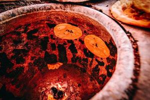 un vieux vendeur vente cuit Naan sur le vieux rue de kachgar photo