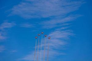 vol de cinq Cessna Avions plus de alicante fumée Espagnol drapeau contre le bleu ciel photo