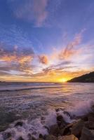 ciel coucher de soleil sur une mer tropicale photo