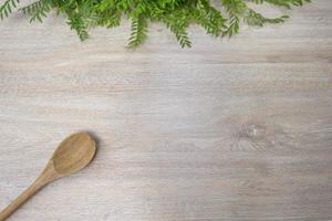 cuillère en bois sur fond de bois blanc photo