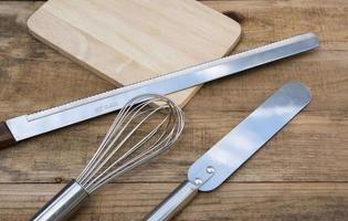 Boulangerie et ustensiles de cuisine sur une table en bois photo