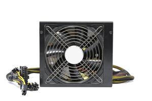 Ventilateur d'alimentation de l'ordinateur avec câble isolé sur fond blanc photo