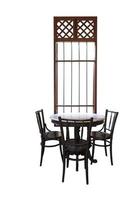 Table ronde en bois et chaises près d'une fenêtre isolé sur fond blanc photo