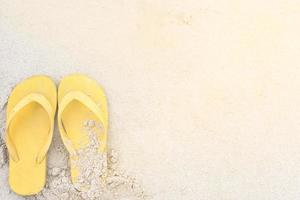 sandales jaunes sur la plage en été photo