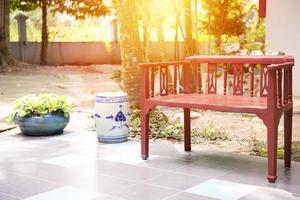 Fauteuil de style chinois classique rouge dans un jardin photo