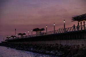 l le coucher du soleil paysage de alicante Espagne avec jetée photo