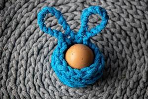 Fait main crochet turquoise Pâques panier avec Oeuf sur gris Contexte photo