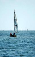 planche à voile sur le baie de puca sur le baltique mer photo