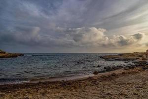 paysage de le front de mer de alicante Espagne sur une chaud ensoleillé l'automne journée photo