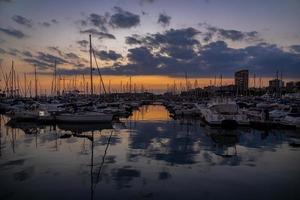 le coucher du soleil dans le Port de Alicante, Espagne avec yachts photo