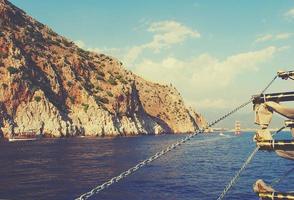 méditerranéen paysage et rochers dans le turc ville de Alanya sur une chaud été après midi photo