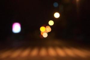 nuit légère, les signaux contrôlent l'abstrait de bokeh au passage pour piétons photo