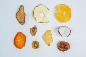 séché des fruits isolé sur blanc Contexte. en bonne santé en mangeant concept. Haut voir. en bonne santé végétarien nourriture concept. séché fruit puces. photo