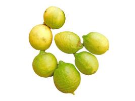 Citrons verts et jaunes isolés sur fond blanc