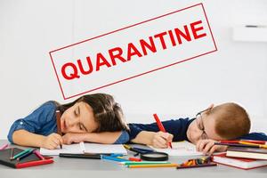 deux les enfants sont séance dans une chambre, rouge une inscription quarantaine, concept de quarantaine les mesures pendant le période de le maladie épidémie photo