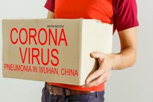 livraison homme avec boîte, coronavirus de Chine. roman coronavirus - 2019-nCoV, chinois wuhan virus propager concept photo