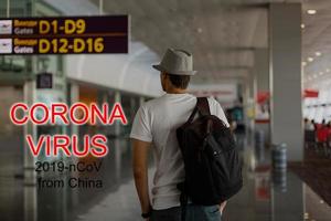 coronavirus et air la pollution pm2,5 concept. silhouette voyageur gens dans aéroport. wuhan coronavirus et épidémie virus symptômes. noir et blanc Ton. photo