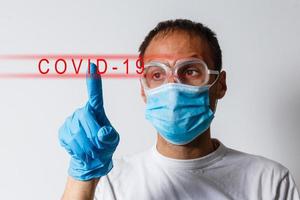homme porter visage protecteur masque. coronavirus 2019-ncov covid-19 concept. photo