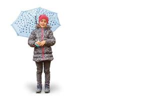 peu fille en portant Couleur parapluie,vérification pour pluie, isolé sur blanc photo