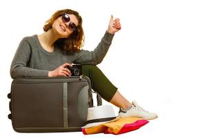 femme avec une valise. magnifique fille dans mouvement. isolé plus de blanc Contexte. photo