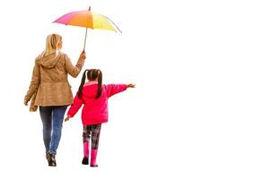 content Jeune famille en utilisant parapluie. isolé sur blanc mère fille photo