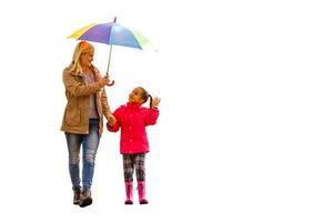 content Jeune famille en utilisant parapluie. isolé sur blanc mère fille photo